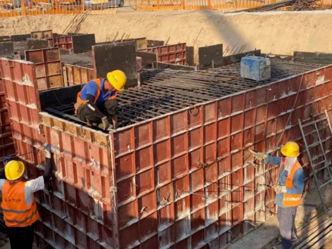 【奋斗正当“夏”】战高温、斗酷暑 劳动者坚守岗位保进度