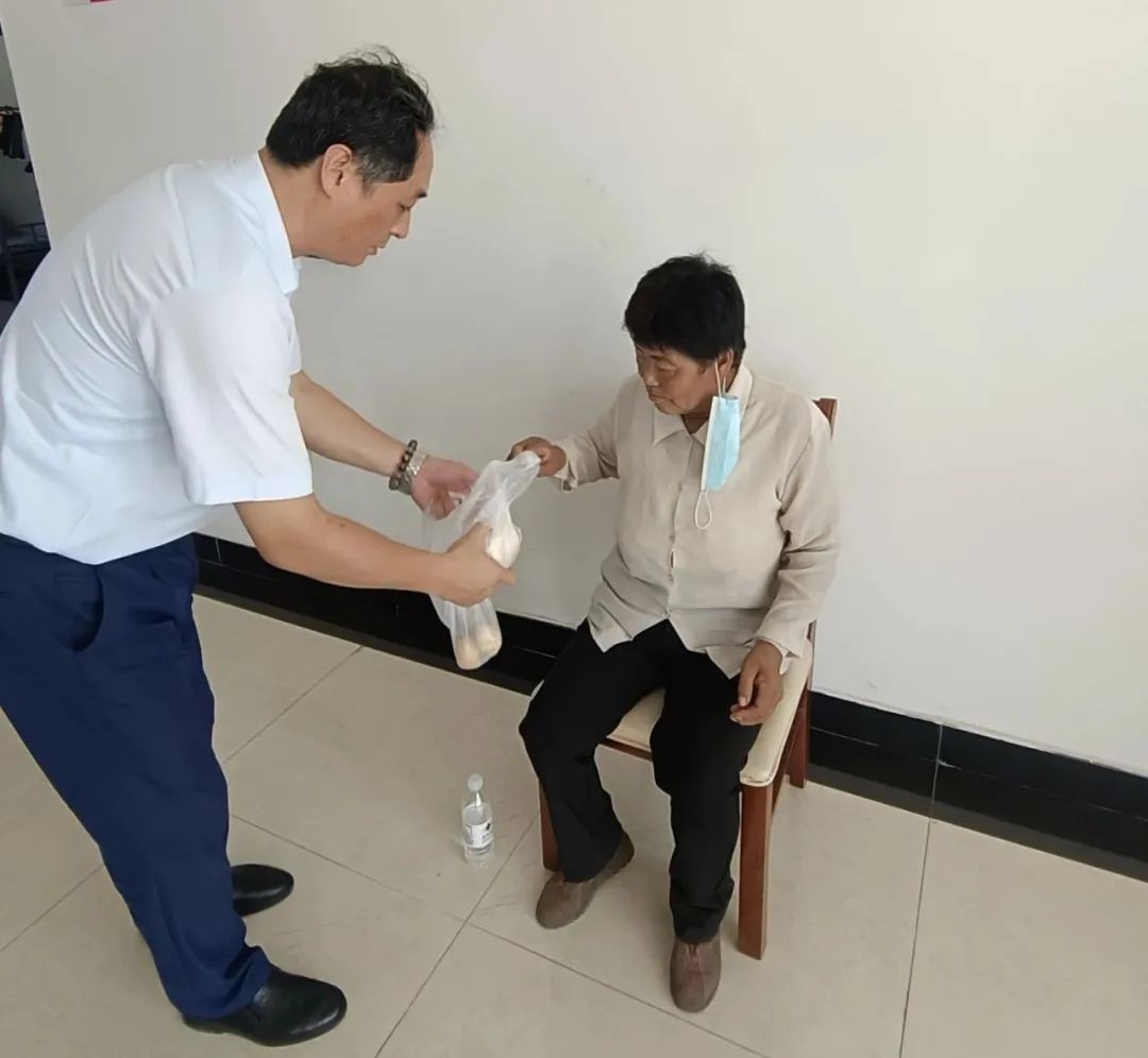 当失忆老人误上高速……